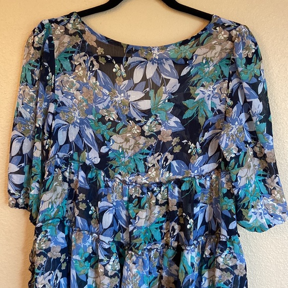 EXPRESS Size S Blue Floral Ruffled Tiered V-Neck Semi-Sheer Hi-Low Blouse - Picture 11 of 16